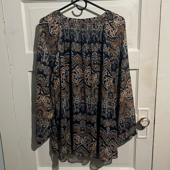 Woman's Top - Picture 3 of 5